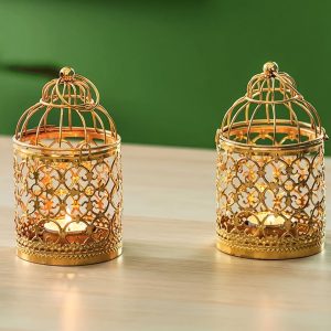 Lanterne en métal avec motifs arabesques, ambiance chaleureuse