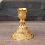 Petit bougeoir doré, accessoire chic pour table