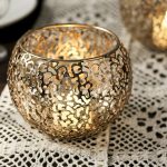 Photophore en fonte dorée, design boule élégant