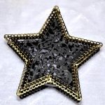 Accessoire décoratif en métal noir avec étoile