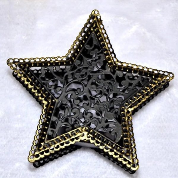 Accessoire décoratif en métal noir avec étoile