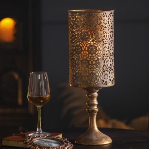 Lanterne en fer forgé au design ancien