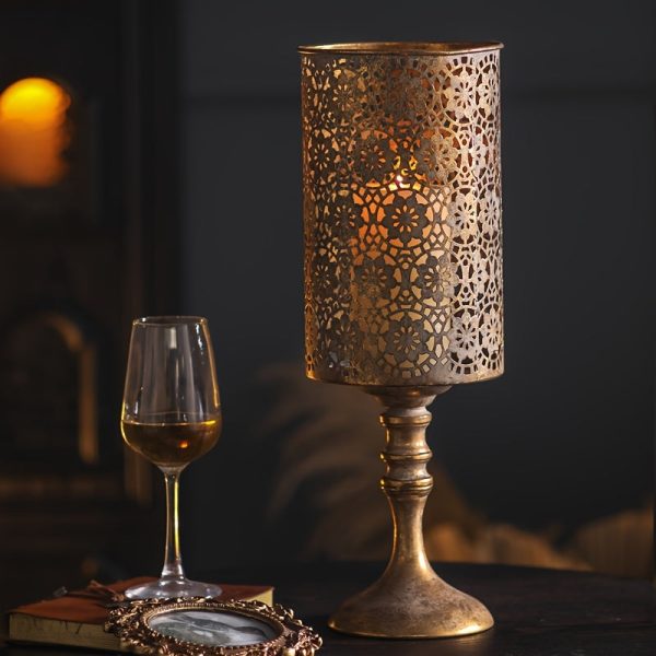 Lanterne en fer forgé au design ancien