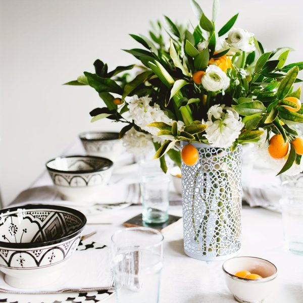 Photophore noir avec motifs ronds, idéal pour ambiance