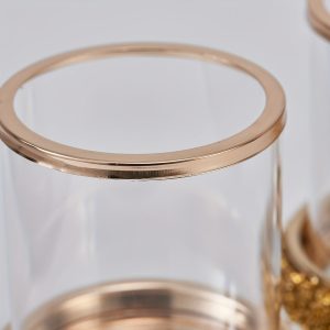 Verre décoratif avec trois bougies pour une décoration raffinée