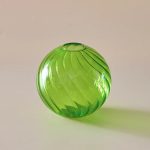 Vase en verre strié, parfait pour petites fleurs