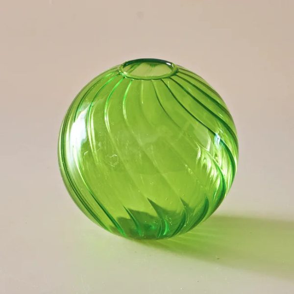 Vase boule strié pour fleurs fraîches