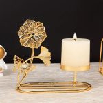 Support doré pour bougie en métal avec design floral