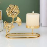Bougeoir en métal doré orné de fleurs élégantes